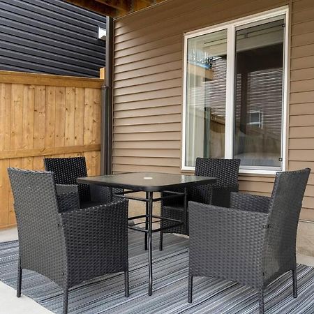 Modern Basement Gem: 2 Bedroom Retreat YYC Exterior foto