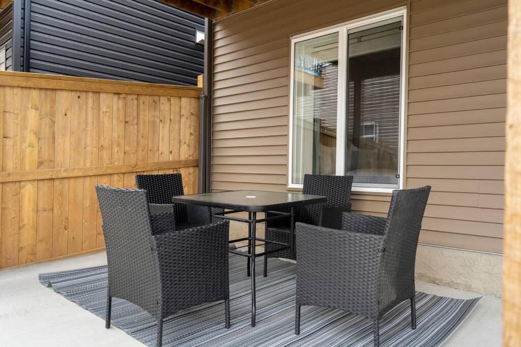 Modern Basement Gem: 2 Bedroom Retreat YYC Exterior foto