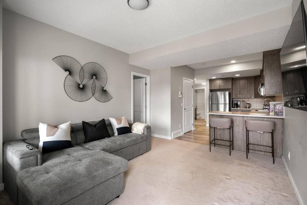 Modern Basement Gem: 2 Bedroom Retreat YYC Exterior foto