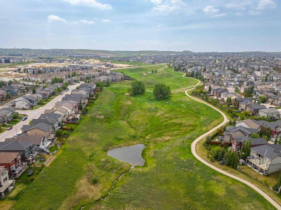 Modern Basement Gem: 2 Bedroom Retreat YYC Exterior foto