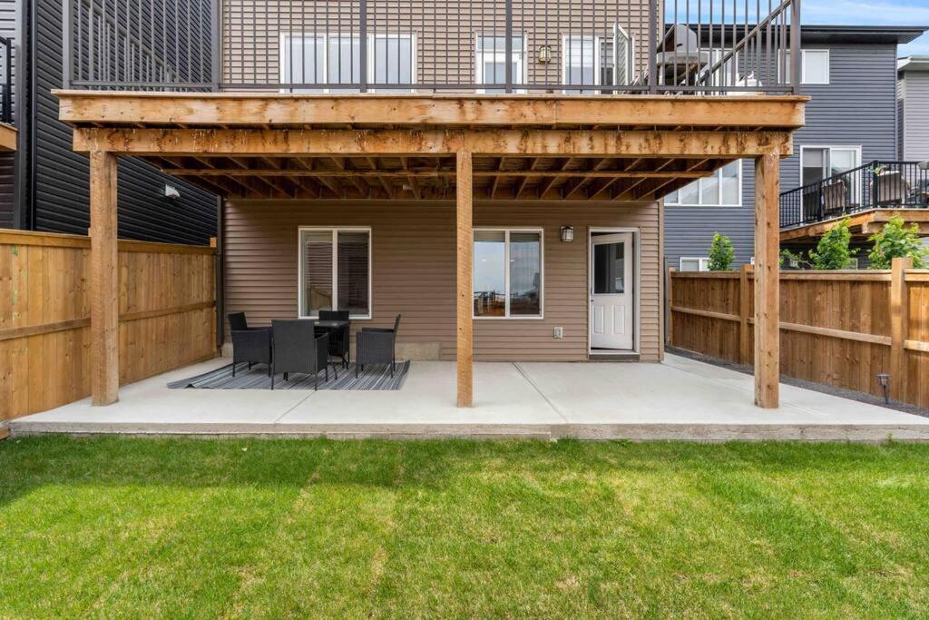 Modern Basement Gem: 2 Bedroom Retreat YYC Exterior foto