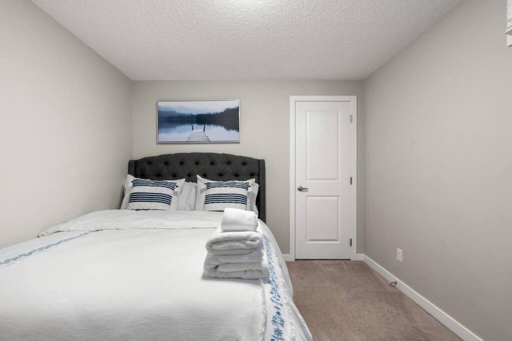 Modern Basement Gem: 2 Bedroom Retreat YYC Exterior foto