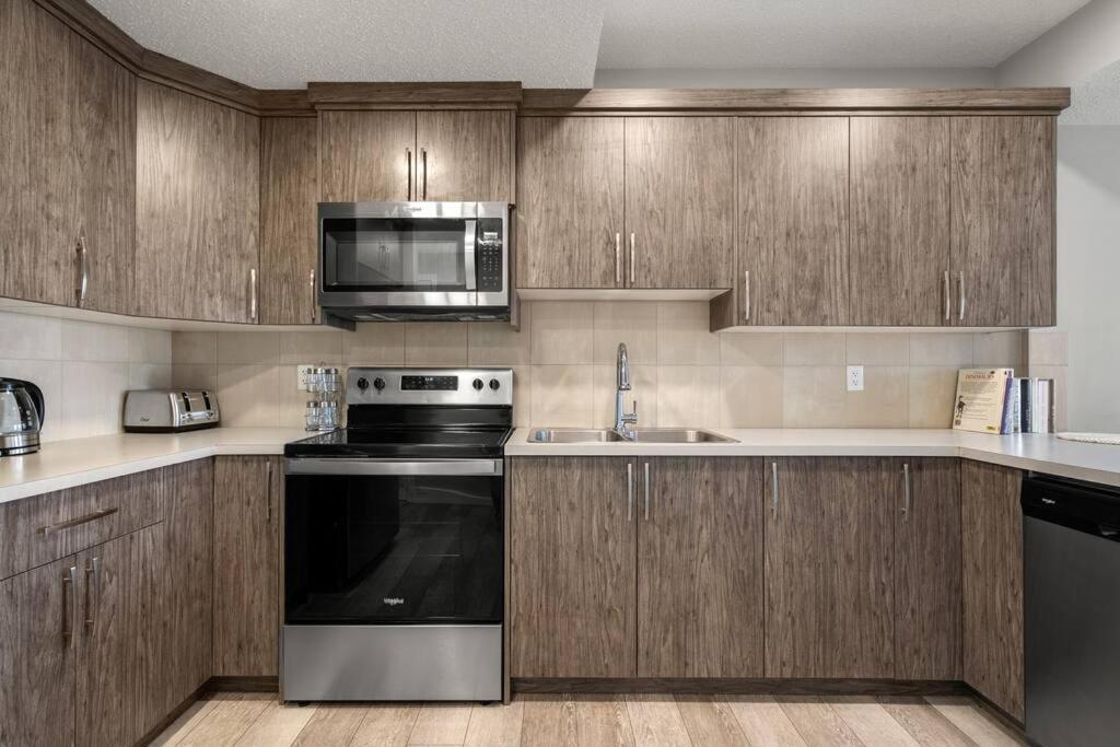 Modern Basement Gem: 2 Bedroom Retreat YYC Exterior foto