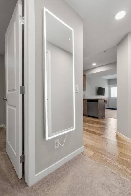 Modern Basement Gem: 2 Bedroom Retreat YYC Exterior foto