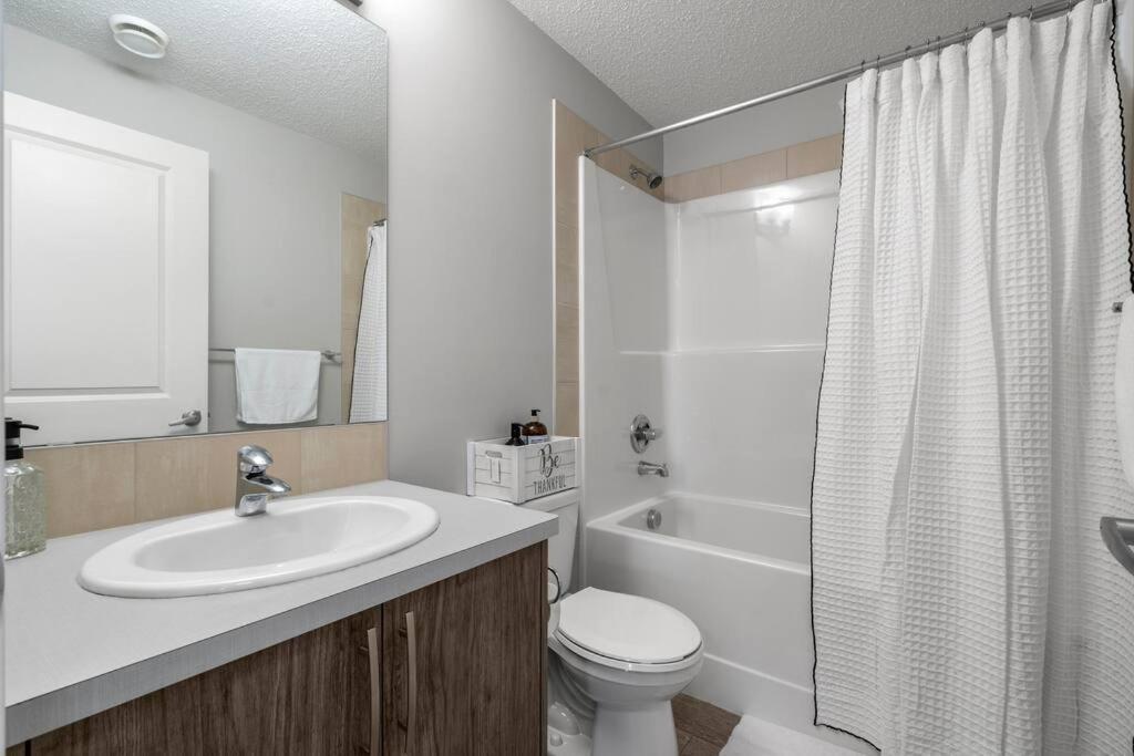 Modern Basement Gem: 2 Bedroom Retreat YYC Exterior foto